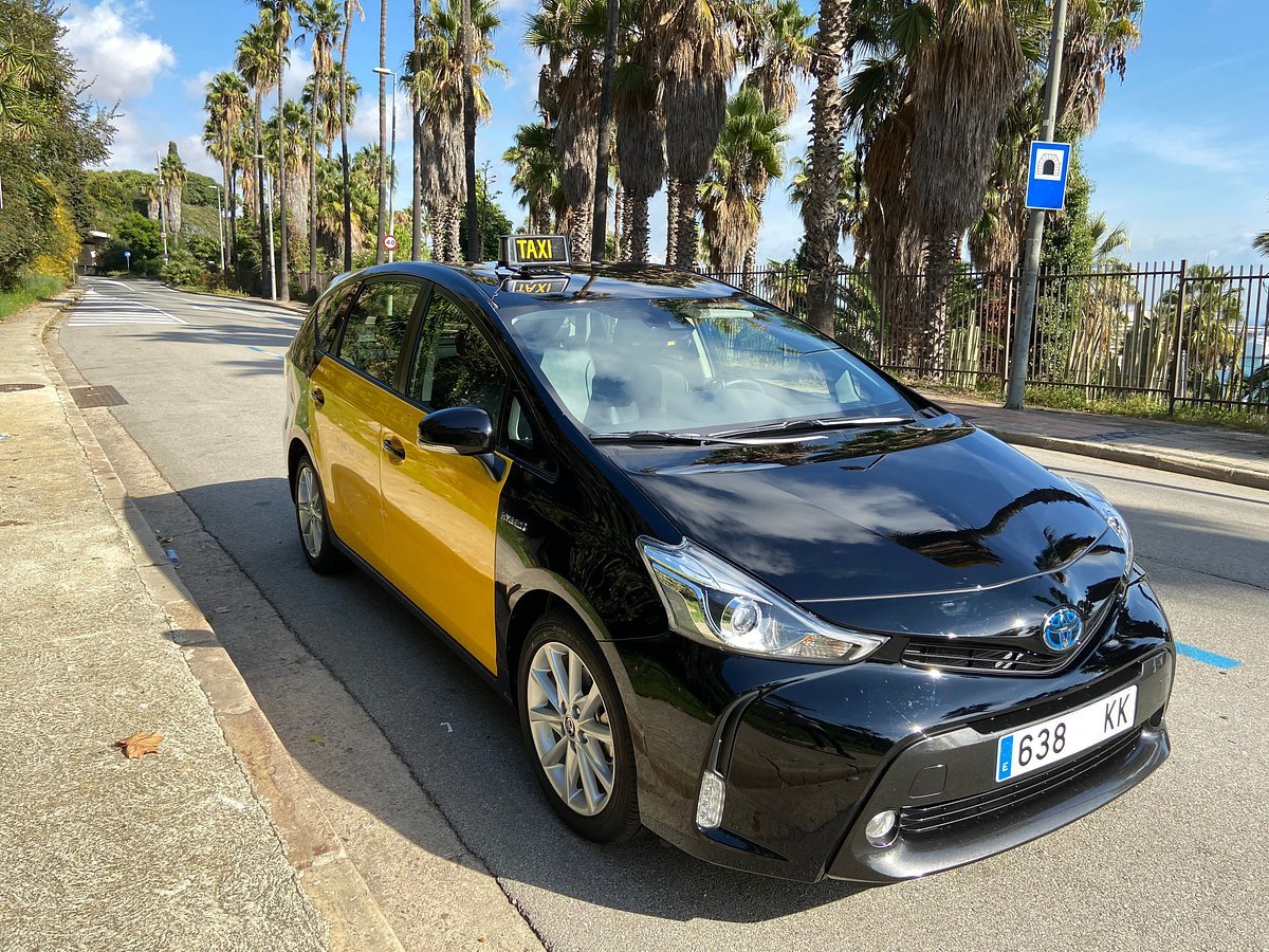 Un taxi turístico en barcelona durante el día